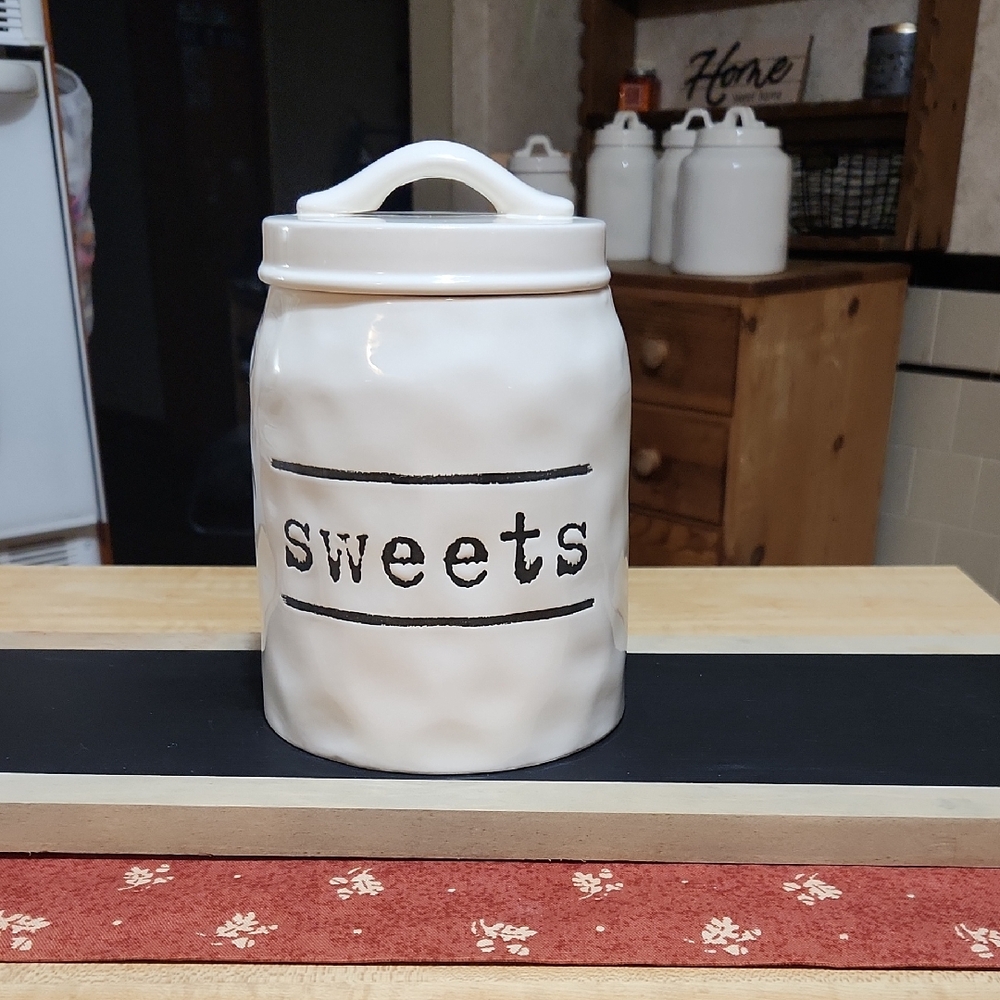 A PERFECT TABLE sweets Jar